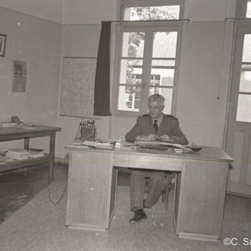 Le colonel qui dirige le camp militaire français de La Braconne.