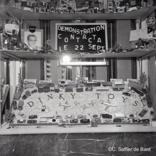 Promotion de petites voitures Dinky Toys chez Levillayer place de l'Hôtel de ville.
