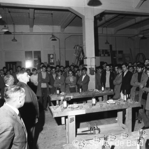 Vin d'honneur pour le départ de la formation des menuisiers au collège technique de Sillac.