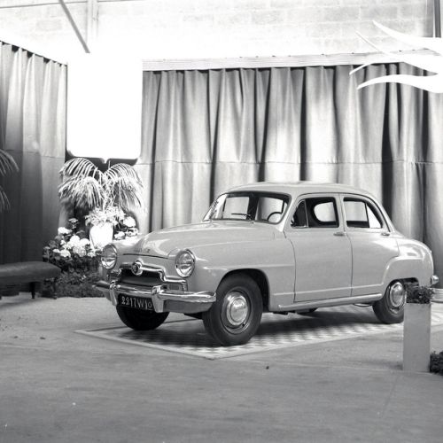 Présentation de la Simca Aronde au garage Berland, oncessionnaire de la marque rue de Bordeaux à Angoulême.