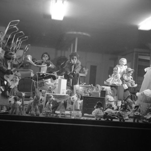 Vitrine de Noël du magasin Babysport rue Marengo à Angoulême.