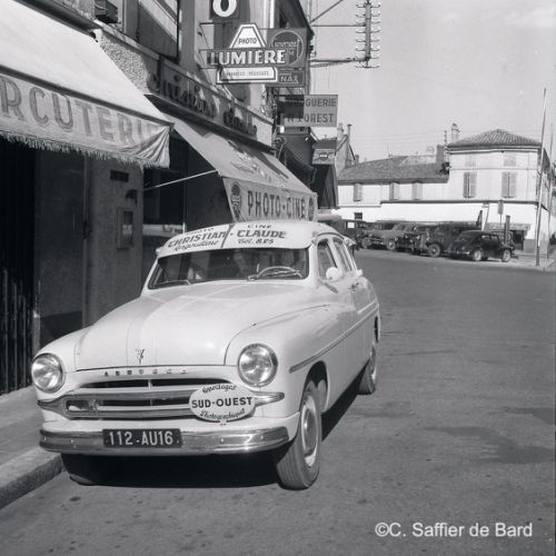 La Simca Abeille de Christian-Claude devant le magasin.