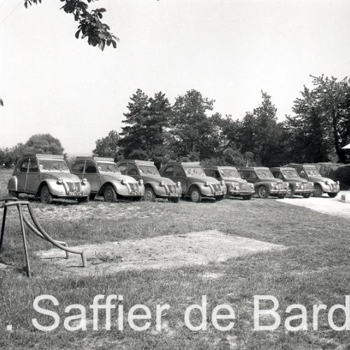 Le parc auto de l'insémination à La Tourette.