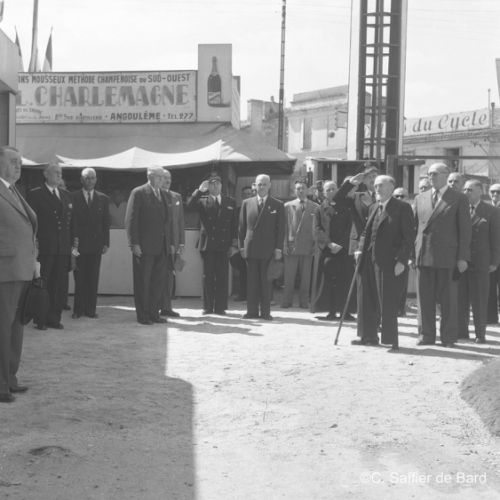 Foire Exposition Place du Champ de Mars à Angoulême où on notera que le préfet était proche des gens et venaient facilement à leur rencontre.