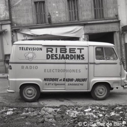 La camionnette de M. Jolliot qui tient son magasin de musique rue d'aguesseau à Angoulême.