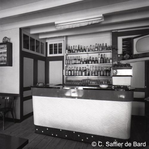 Bar place du Théâtre à Châteauneuf.