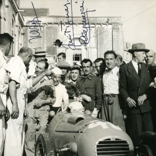 Maurice Trintigant fêté après sa victoire. Il a dédicacé cette photo que je conservve précieusement dans mes archives à Claude Saffier de Bard.