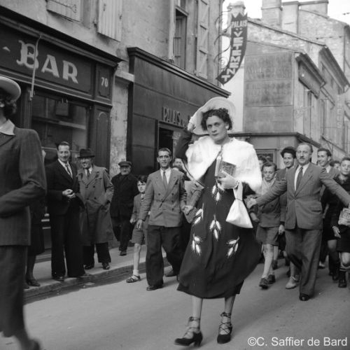 Défilé de travestis à l'occasion du Corso Fleuri.