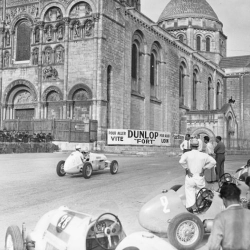 Arrivée du vainqueur de la course Maurice Trintigant.