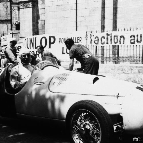 Maurice Trintigant, vainqueur de l'édition 1949 du Circuit des Remparts , sur la ligne de départ.
