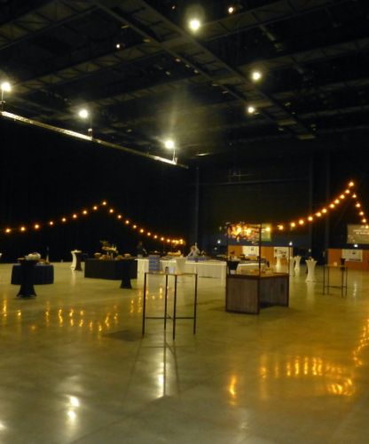 La partie réservé au coktail dinatoire est prête pour accueiller 1 100 personnes.