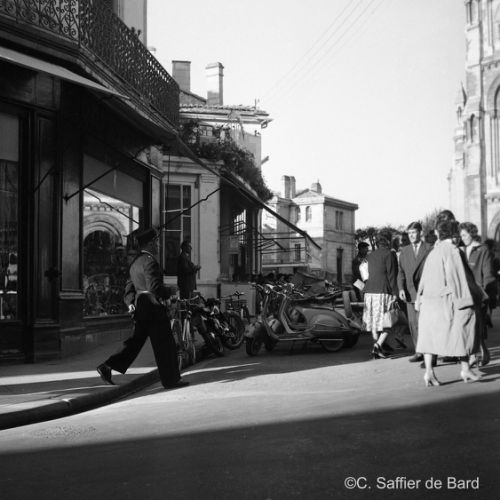 Scooters devant le café du Commerce place Saint-Martial.