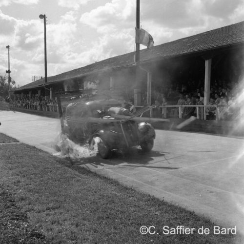 Cascades de voiture au vélodrome des Alliers.