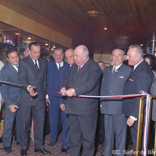 Henri Thébault, Maire d'Angoulême, inaugure le Drugstore.