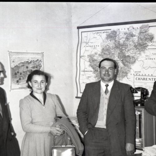 Remise des clés de la Simca Vedette à la Gagnante de la semaine commerciale d'Angoulême.