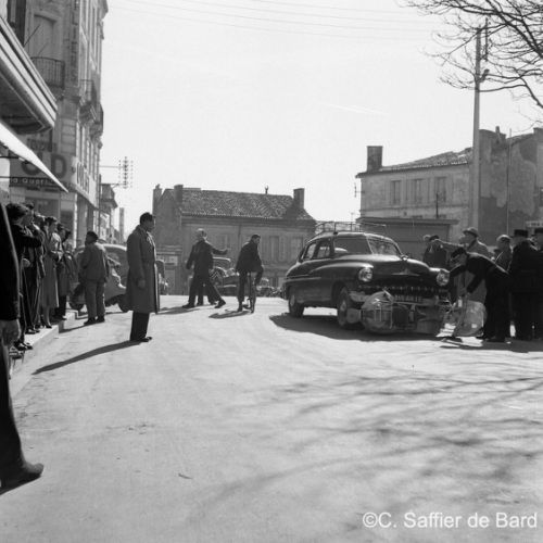 Accident sooter contre voiture place du Champ de Mars.