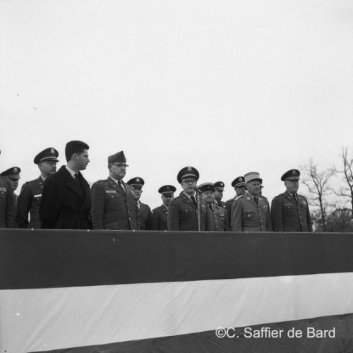 Défilé au camp de La Braconne.