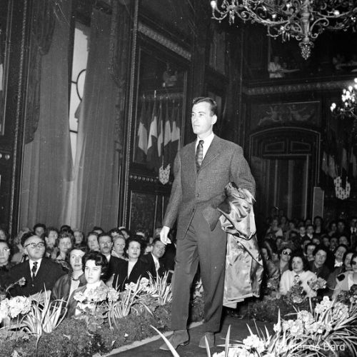 Présentation de mode pour hommes dans le grand salon de l'Hôtel de Ville d'Angoulême.