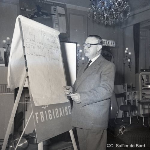 Présentation d'un réfrigérateur Frigidaire aux au magasin d'électro-ménager Sabas.