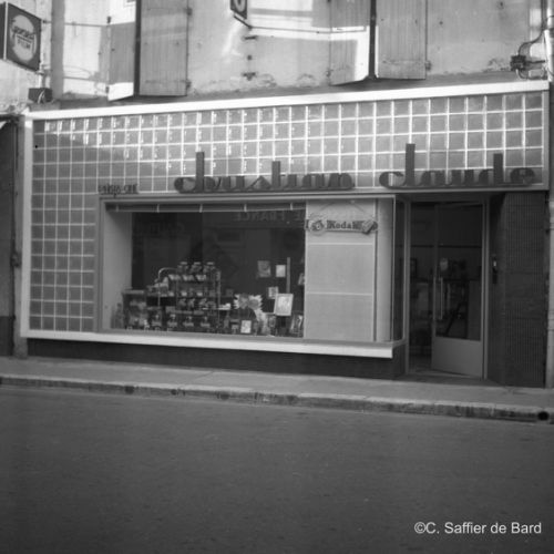 Christian-Claude relooke son magasin et dit ainsi adieu à la vitrine de l'ancien coiffeur.