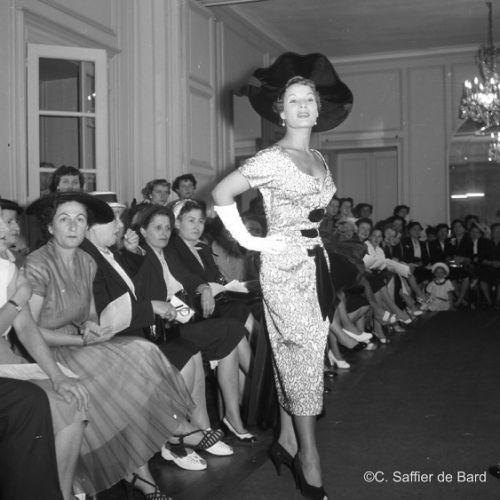 Défilé de mannequins Arlène à l'Hôtel de France.