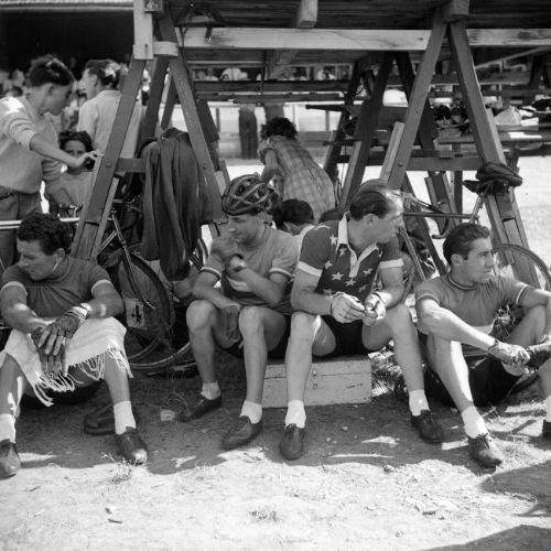 Epreuve de la course cycliste au vélodrome des Alliers.