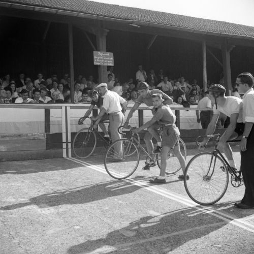 Epreuve de la course cycliste au vélodrome des Alliers.