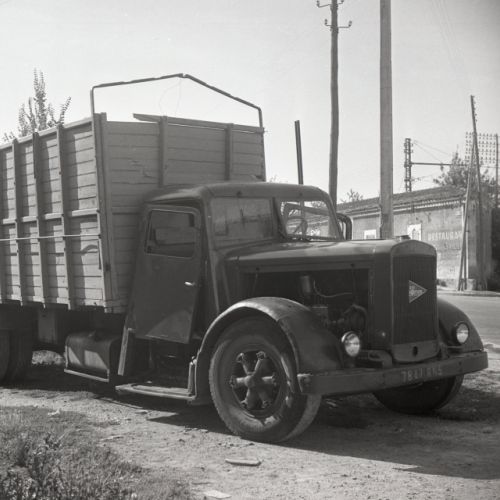 Accident au Pont de Pisany d'un camion des Etablissements Marty de Toulouse.