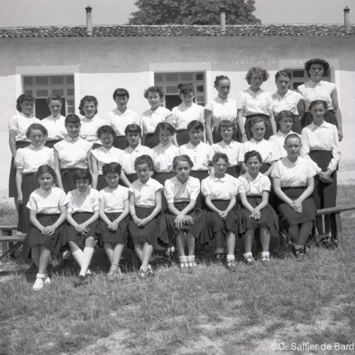 Photos de groupe à l'école de Neuvicq Le Château.