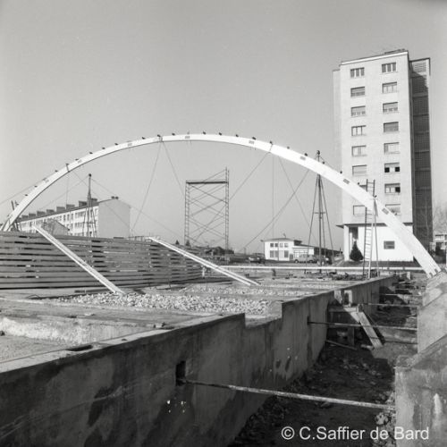 Pose du premier arceau de la salle omnisports de la Grand Font.