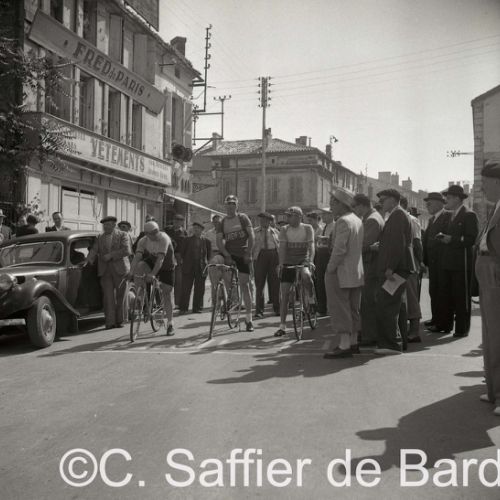 Départ d'un course cyclste en ville.