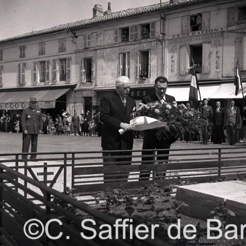 Dépôt de gerbe au monument aux morts de La Bussatte.