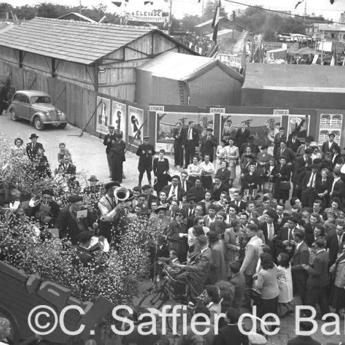 Défilé du Corso Fleuri le jour de l'inauguration de la foire-exposition d'Angoulême.