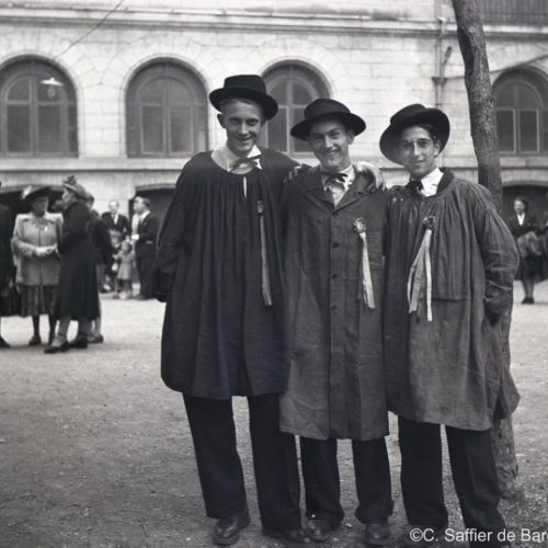 Spectacle d'un groupe folklorique de Saint Junien dans la cour de l'école Saint Paul à Angoulême.