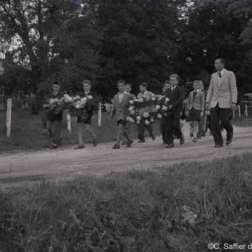 Un groupe de lycéens dépose une gerbe au monument aux morts de l'Oisellerie.