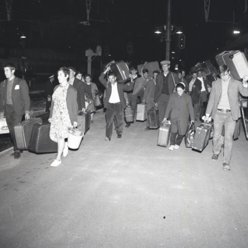 Arrivée des vendangeurs espagnols à la gare d'Angoulême,