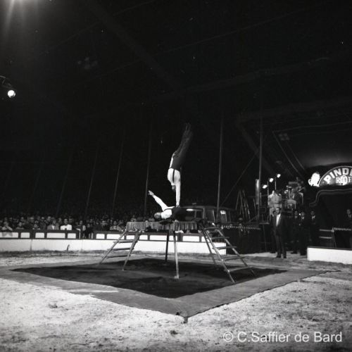 e cirque Pinder ORTF avec Roger Lanzac comme monsieur Loyal et le jeu de 1 000 francs sont à Angoulême