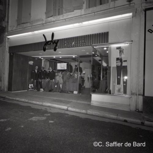 Vitrine de vêtements Bayard.