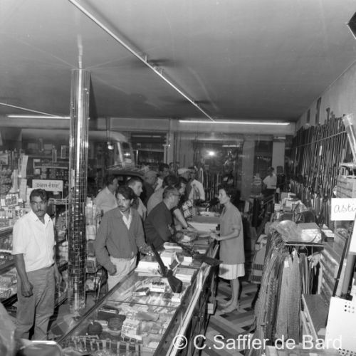 Vente des fusils au magasin Paris Décor.