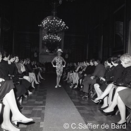 Défilé de mode de Madame Aubert dans le grand salon de l'Hôtel de Ville.