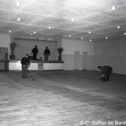 Préparation de la salle des fêtes de Soyaux pour inauguration.