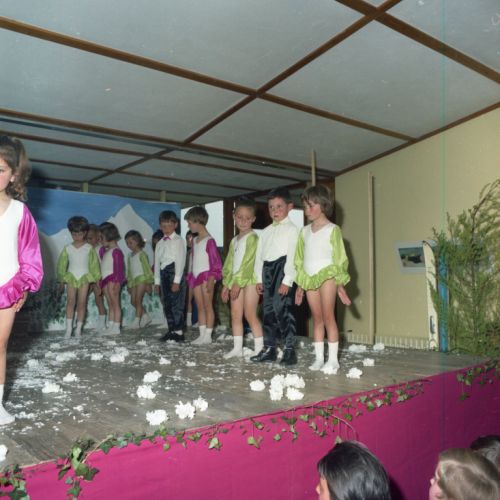 Fête enfantine à l'école du Pontouvre.