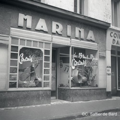 Le magasin Marina avait mis un Vespa dans sa vitrine !
