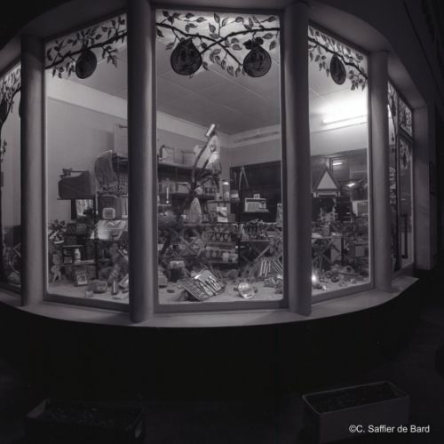 Vitrine de la Station Service Esso route de Bordeaux.