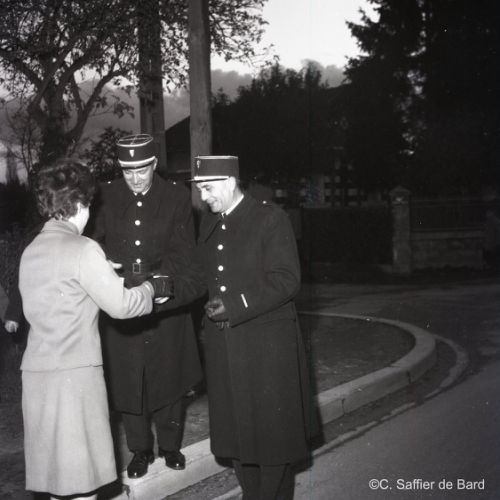 Distribution de chocolat chaud par la Prévention Routière et les policiers à L’Isle d’Espagnac.