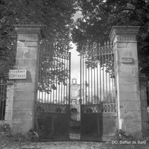 Vestiges du Château de La Rochebeaucourt.