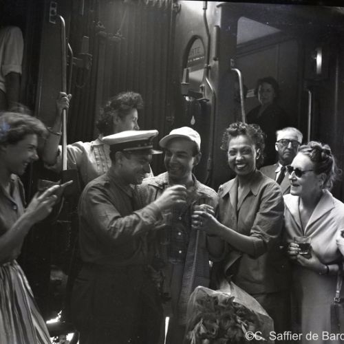 Joséphine Baker à l'arrivée du train à Angoulême en partance vers son château des Milandes en Dordogne.
