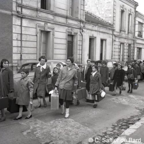Arrivée de jeunes parisiens à l'école Jules Michelet pour les vacances de Pâques.