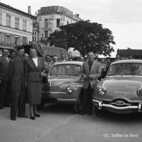 Remise de la 4 CV Renault au vainqueur du concours GIDEC, communion à Montignac sur Charente.
