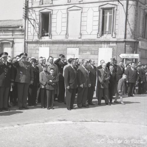 Dpôt de gerbe des déportés au Monument aux Morts de La Bussatte.